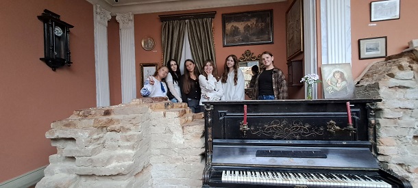 Перший урок «Мова гідності» у 8-В класі( кл.керівник Світлана Мосійчук)