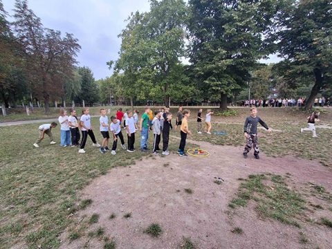 Напередодні Дня фізичної культури та спорту учні 3-В класу провели цікавий та активний урок фізичної культури!