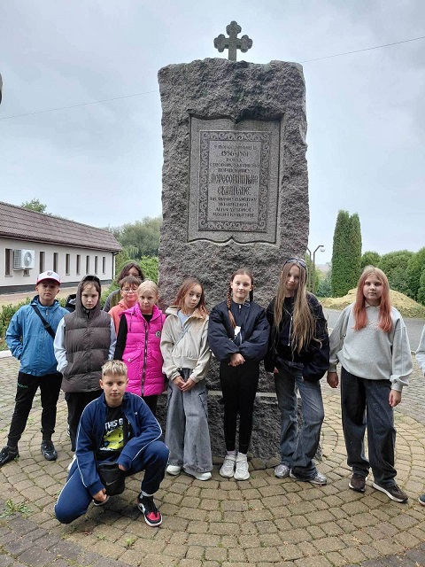 Сьогодні, 18 вересня, учні 5-А класу здійснили цікаву й пізнавальну краєзнавчу екскурсію до Музею Першокниги в селі Пересопниця.