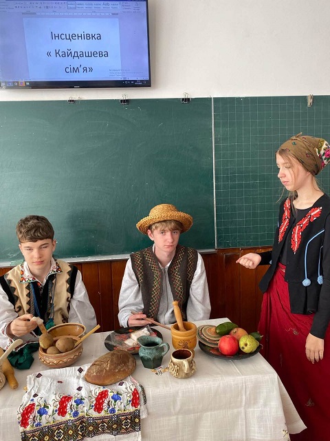 На уроці української літератури продовжуємо знайомитися з сімʼєю Кайдашів.